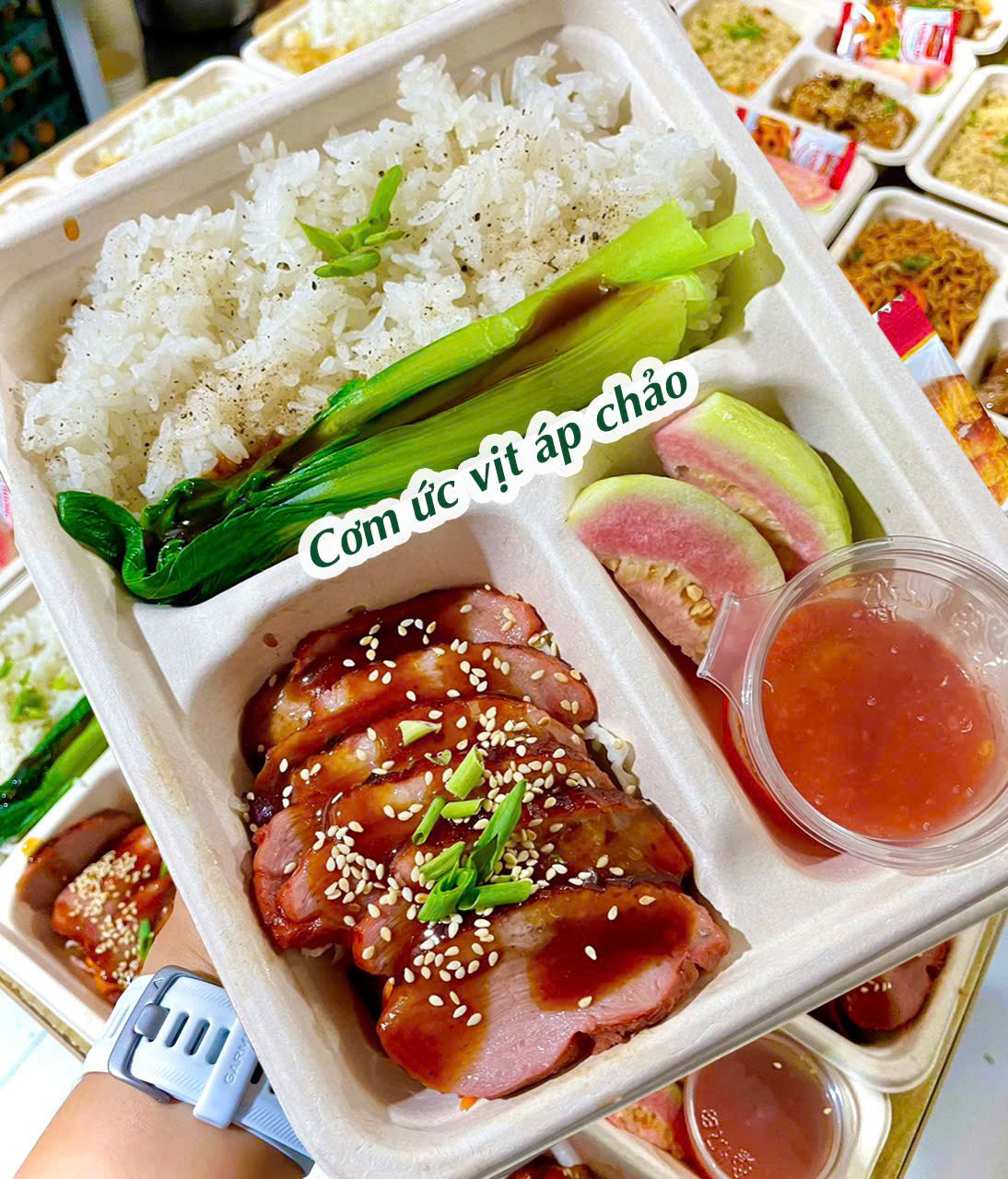 Bữa trưa văn phòng: Khi chiếc bụng đói phải đấu trí với… sự nhàm chán